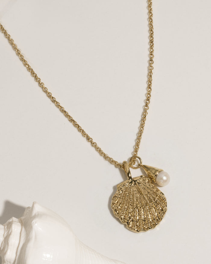 james-michelle-capri-shell-necklace-gold-main-flat-lay