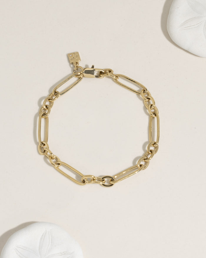 Gold mixed chain link bracelet with alternating large oval and small connector links